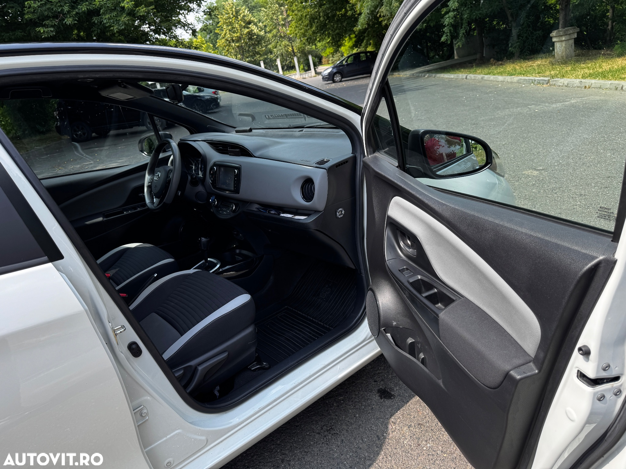 Toyota Yaris 1.5 VVT-i HSD Bi-Tone W&B - 15