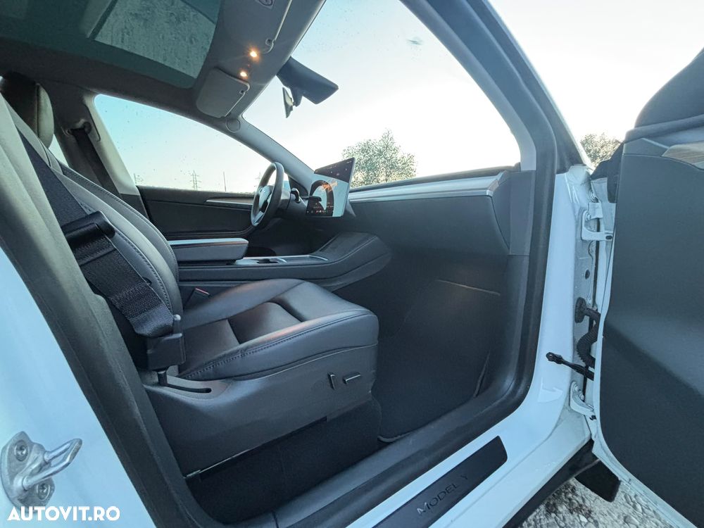 Tesla Model Y Long Range Dual Motor AWD - 13