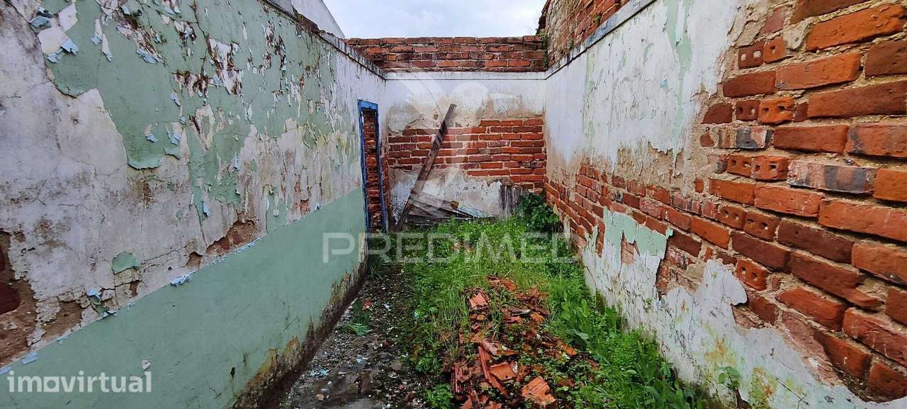 Moradia com terreno para Reabilitar com Grande Potencial | A poucos... - Grande imagem: 5/10