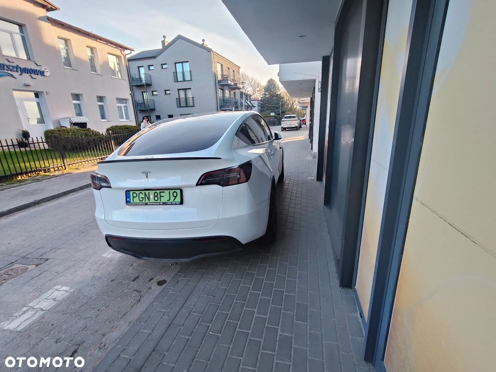 Tesla Model Y - 8