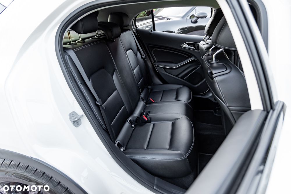 Mercedes-Benz GLA 200 7G-DCT - 24