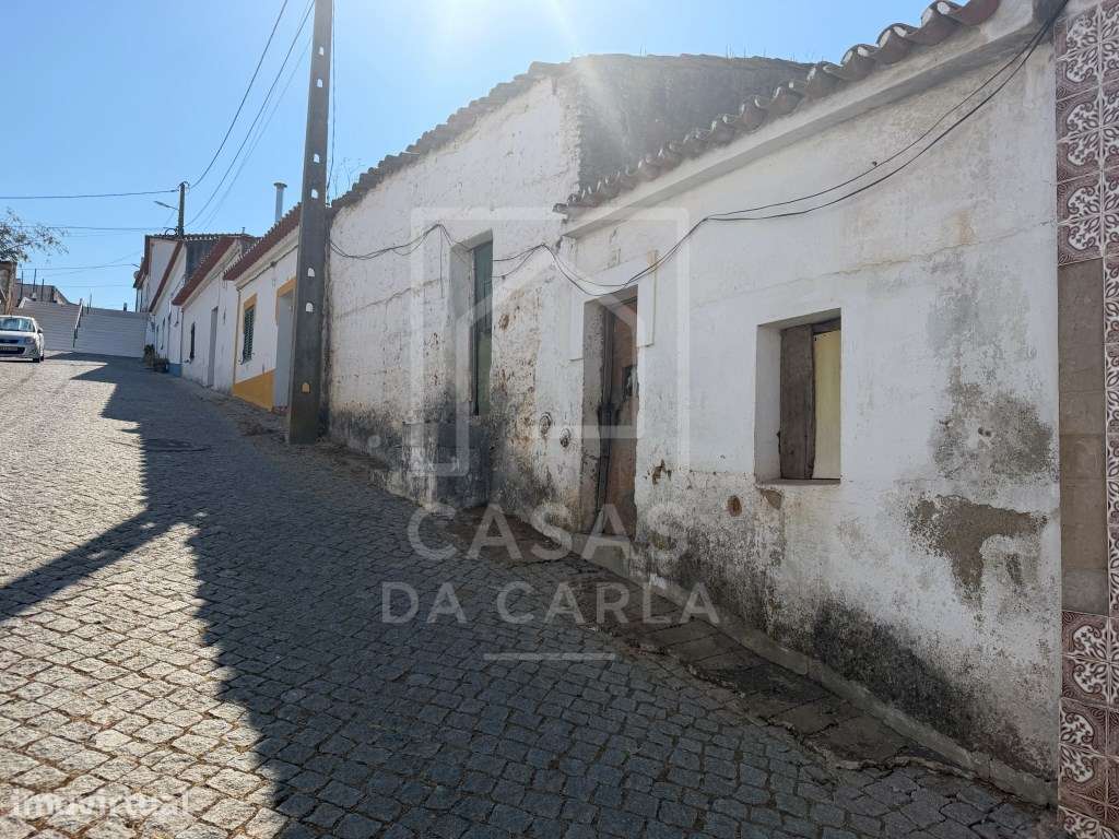 Moradia T1 para Recuperação Total com Amplo Espaço Exterior - Grande imagem: 3/19