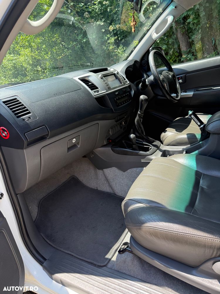 Toyota Hilux 4x4 Double Cab - 13