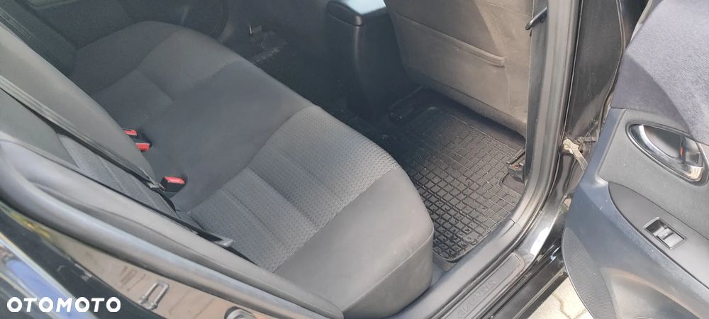 Toyota Avensis 1.8 Sol - 13