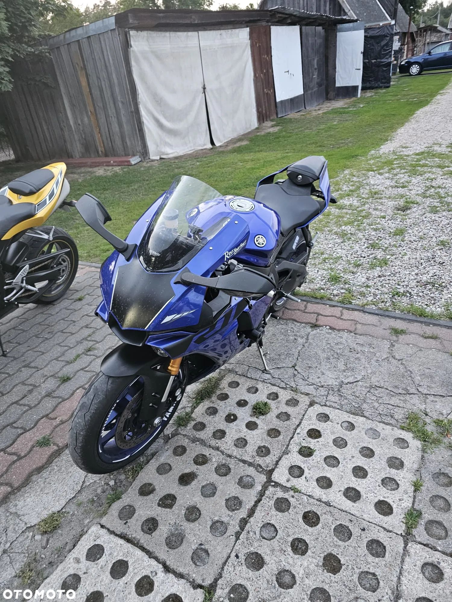 Yamaha R1 - 1