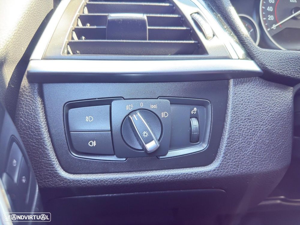 BMW 320 d Touring Aut. Efficient Dynamics Edition Blue Perf. Sport Line - 24