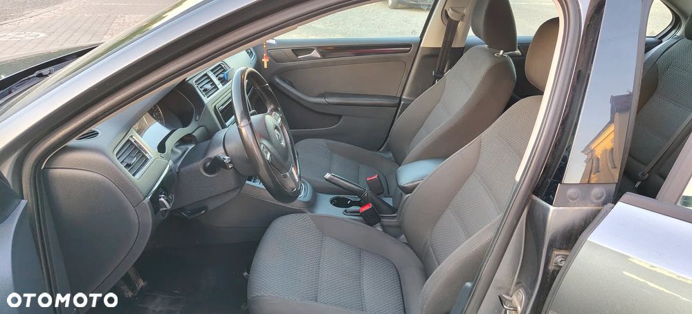 Volkswagen Jetta 1.6 TDI Blue Motion Technology Trendline - 13