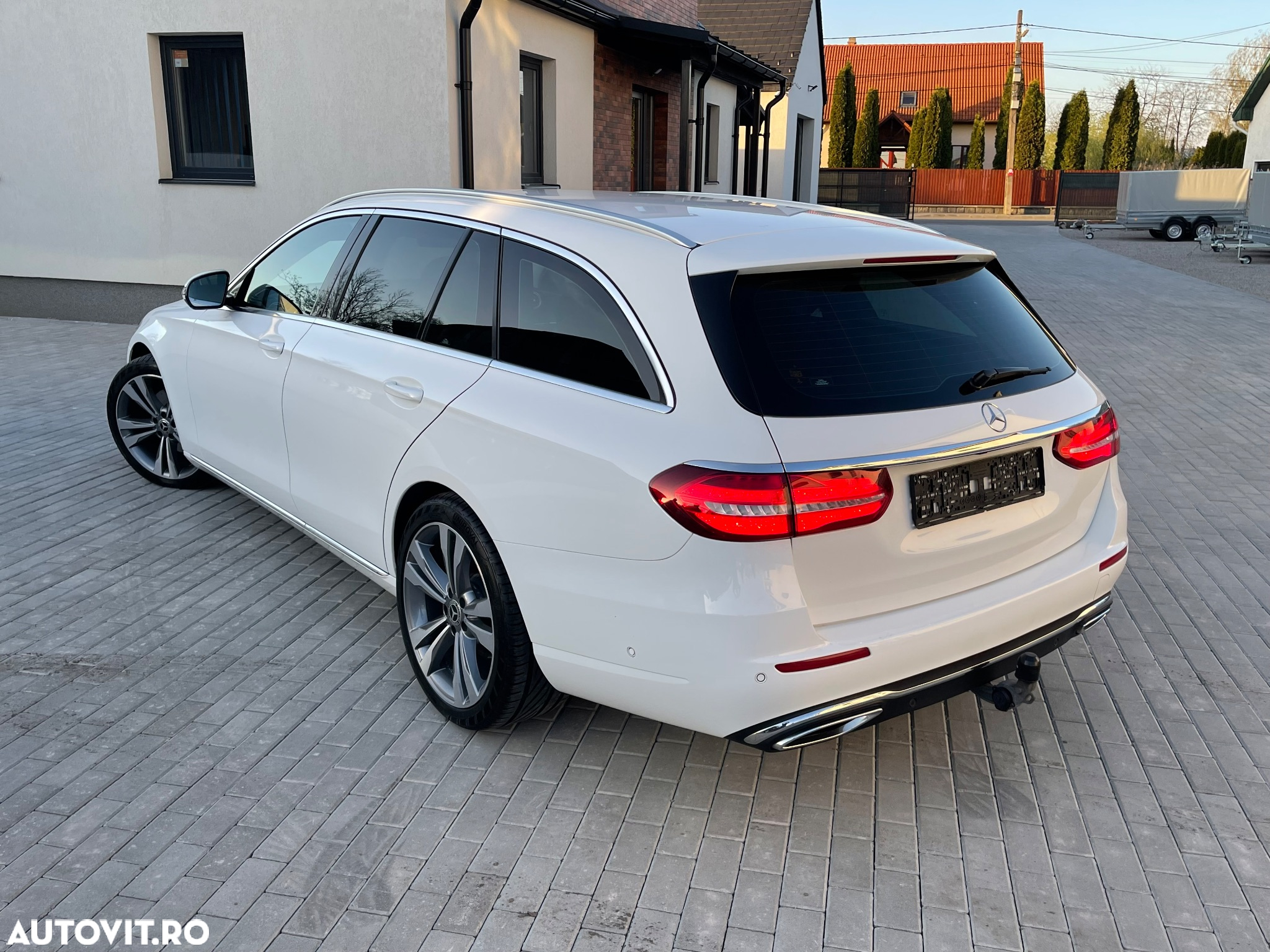 Mercedes-Benz E 220 d 4Matic T 9G-TRONIC Avantgarde - 4