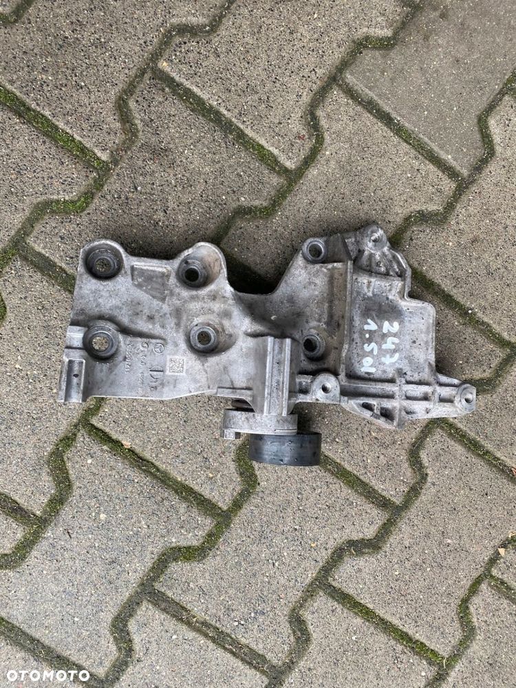 MERCEDES 177 podstawa lapa alternatora 1,5 d 117105989R - 1