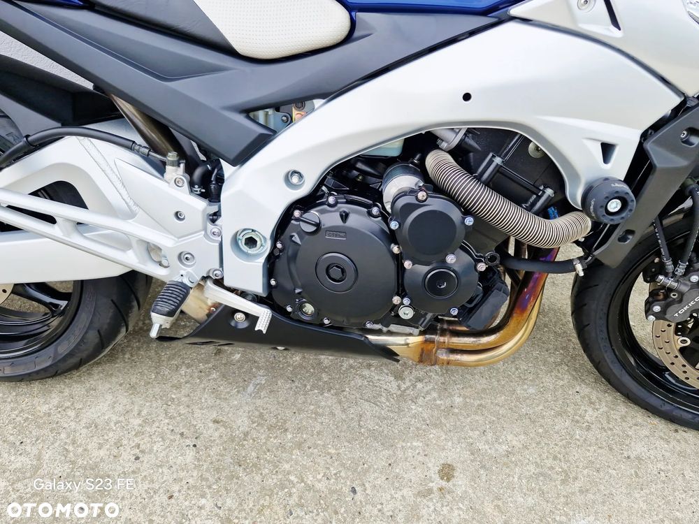 Suzuki GSR - 13
