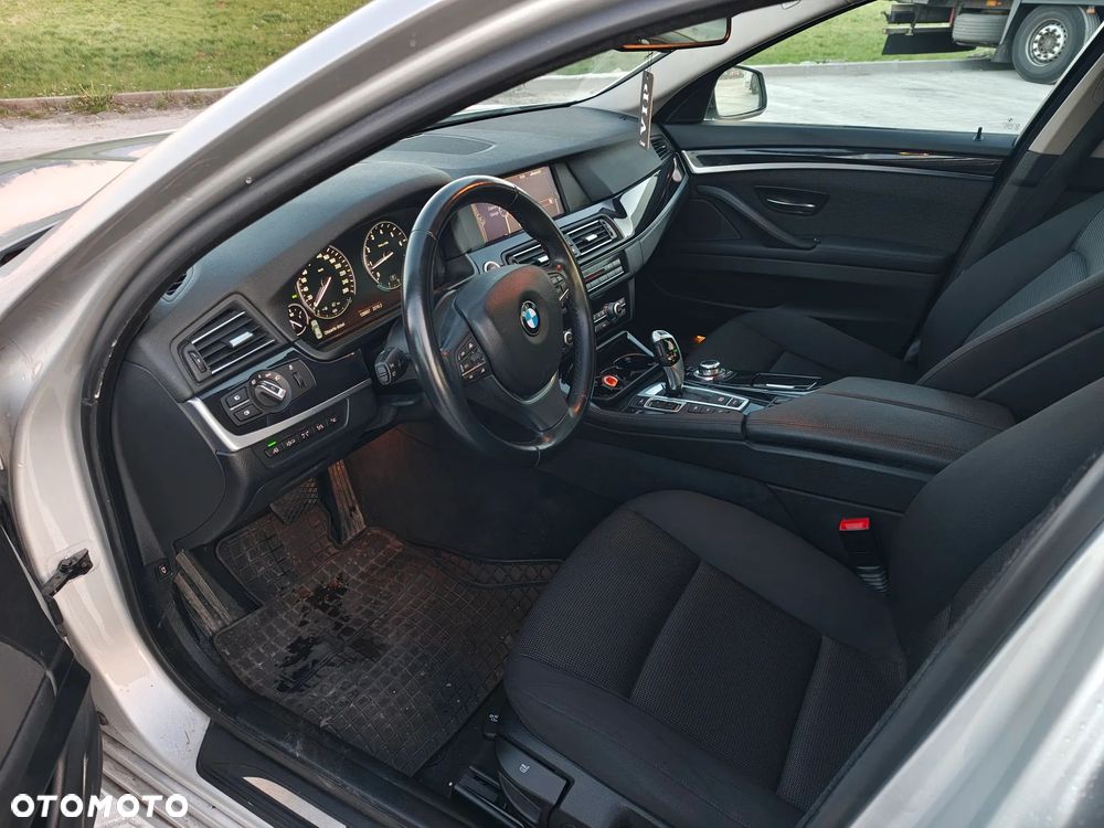BMW Seria 5 528i xDrive - 7