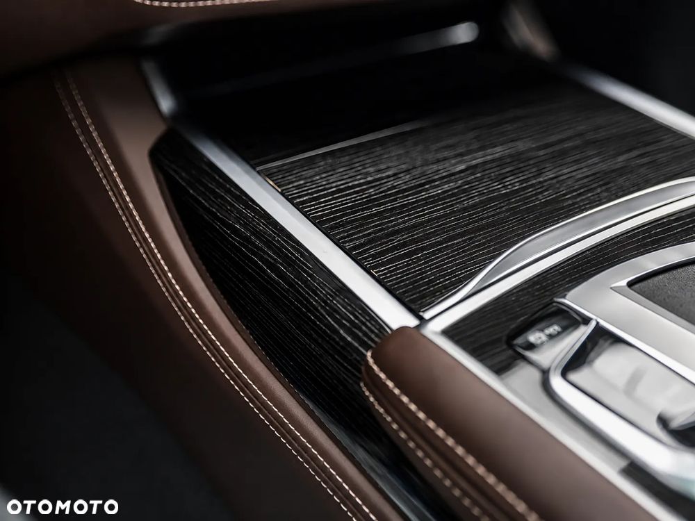 BMW Seria 7 750i xDrive - 26