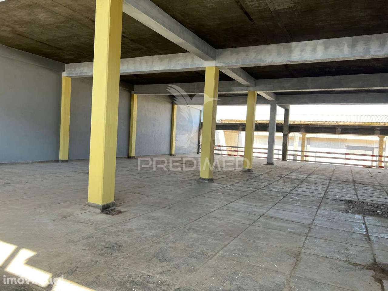 Armazém com área 1750 m2 junto ao Aeroporto LISBOA - Grande imagem: 2/13