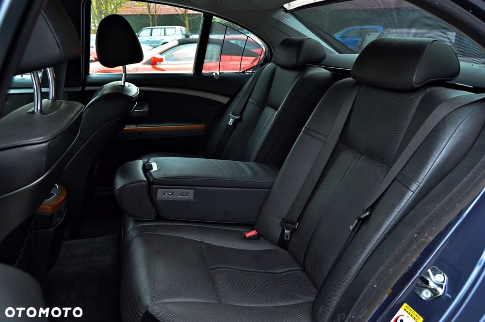 BMW Seria 7 745i - 24