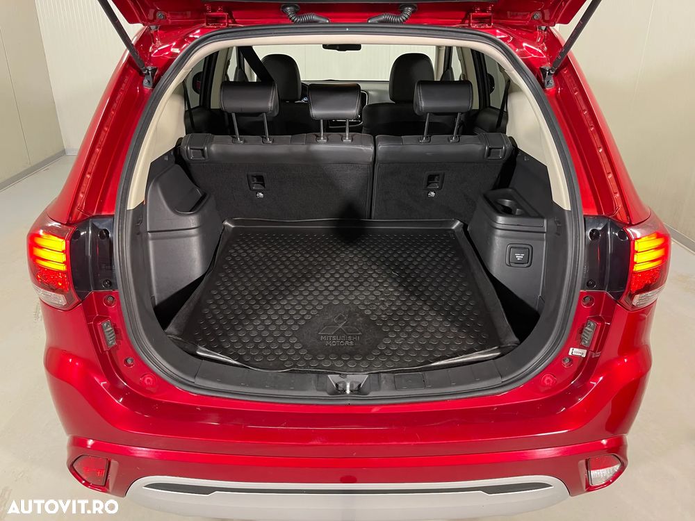Mitsubishi Outlander 2.4 4WD Plug-In Hybrid - 12