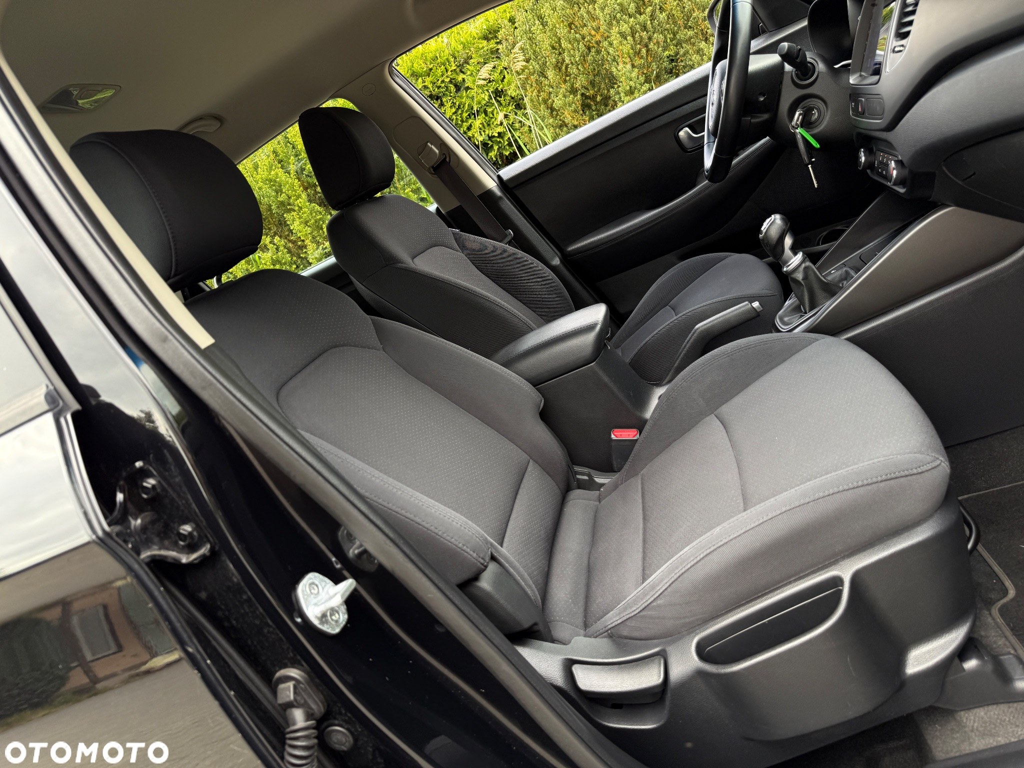 Kia Carens 1.6 GDI Dream Team Edition - 13