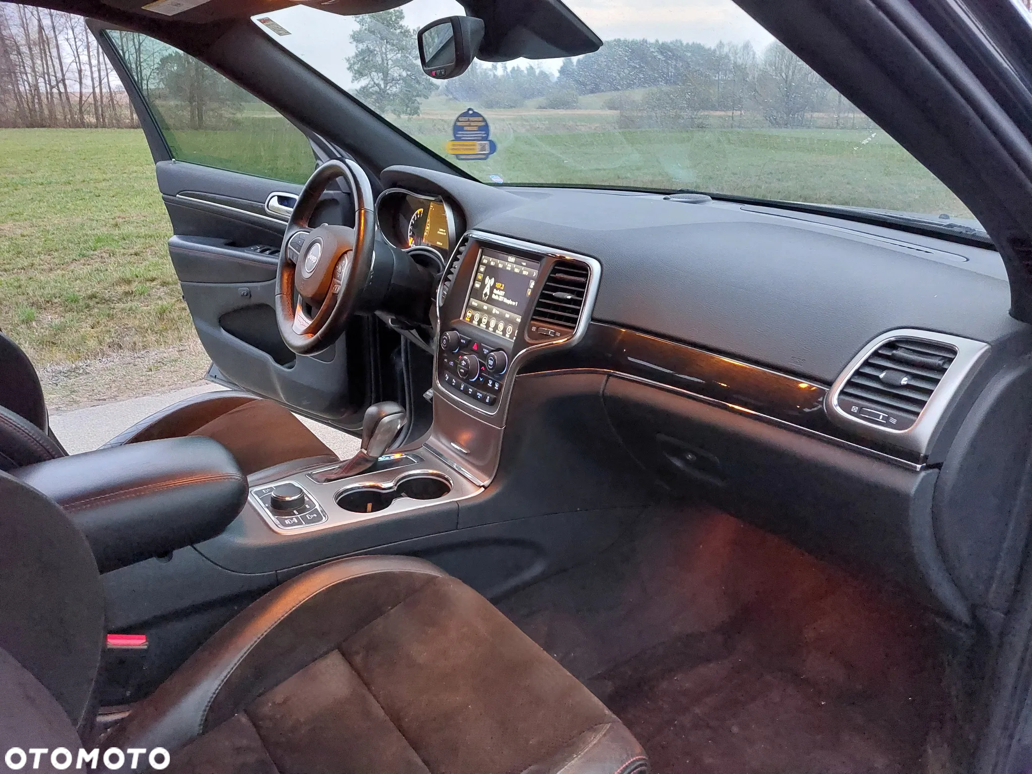 Jeep Grand Cherokee 5.7 V8 HEMI Overland Summit - 37