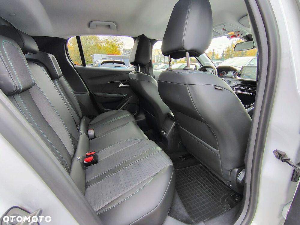 Peugeot 208 - 8