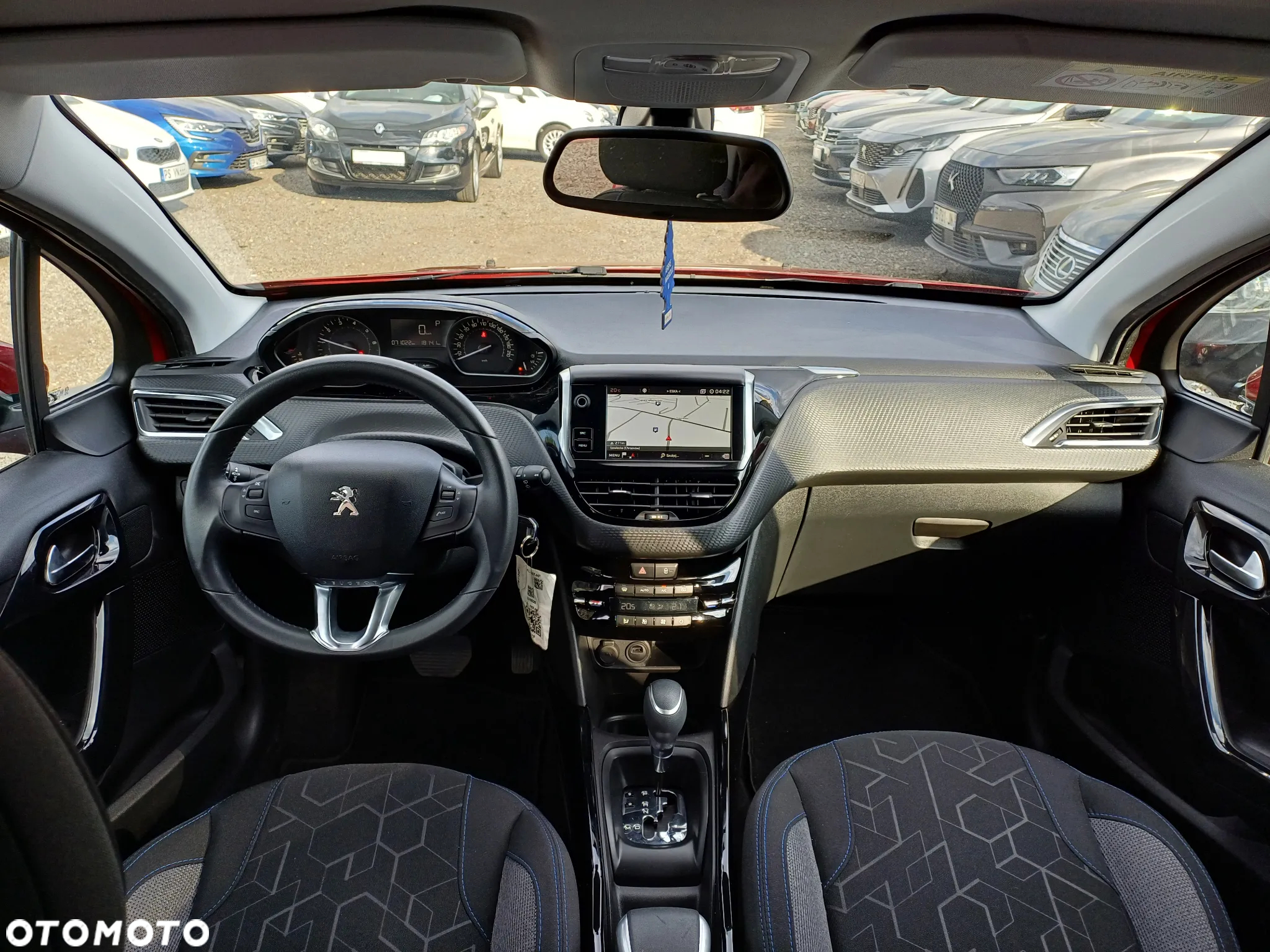 Peugeot 2008 1.2 Pure Tech GPF Signature S&S EAT6 - 17