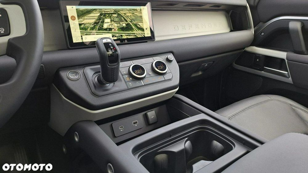 Land Rover Defender - 32