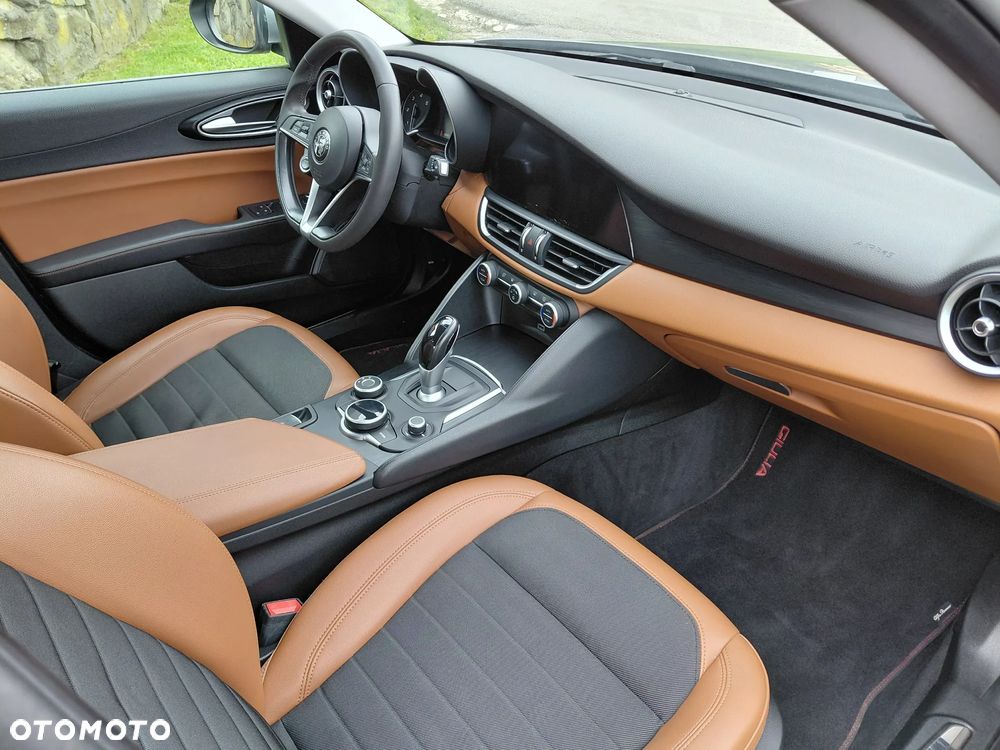 Alfa Romeo Giulia 2.2 AT8 Executive - 18