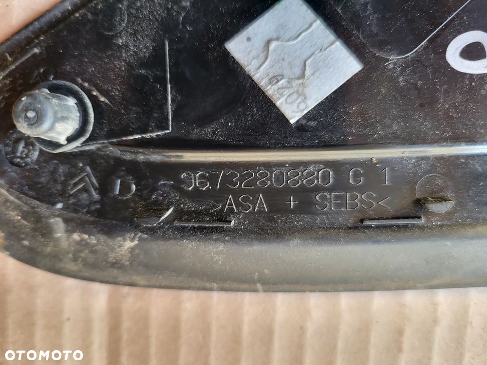 Trójką błotnika lewy przedni Peugeot 208 - 3