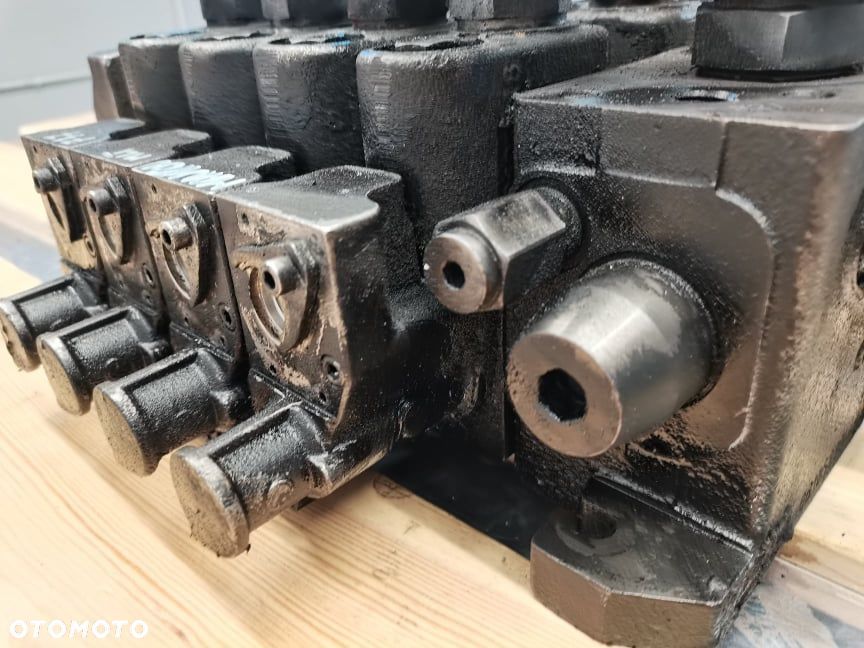 Rozdzielacz hydrauliczny Manitou MLT 635 - 5