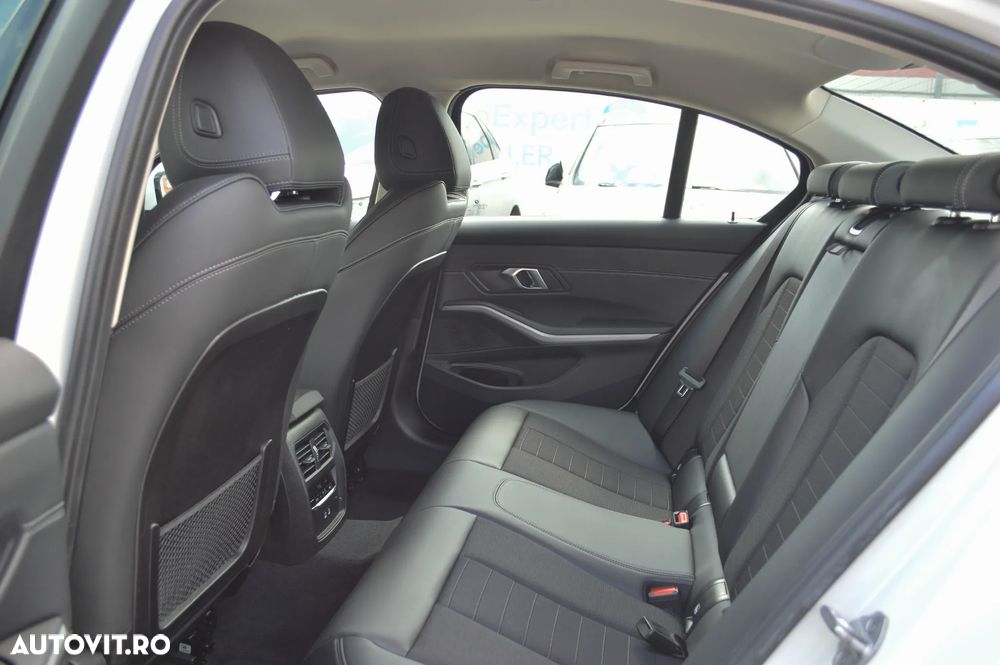 BMW Seria 3 320i Aut. Luxury Line - 32