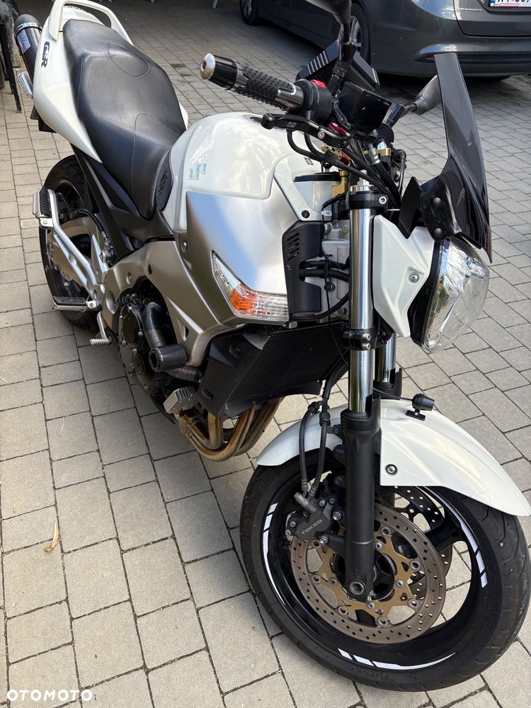 Suzuki GSR - 11