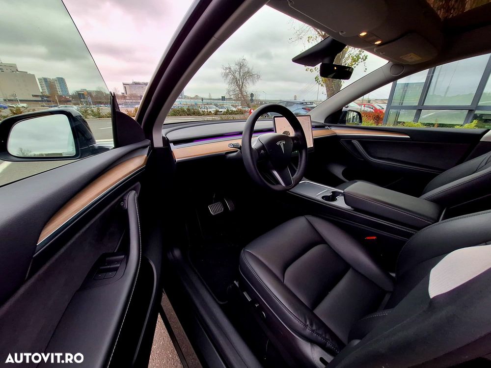 Tesla Model Y Long Range Dual Motor AWD - 8