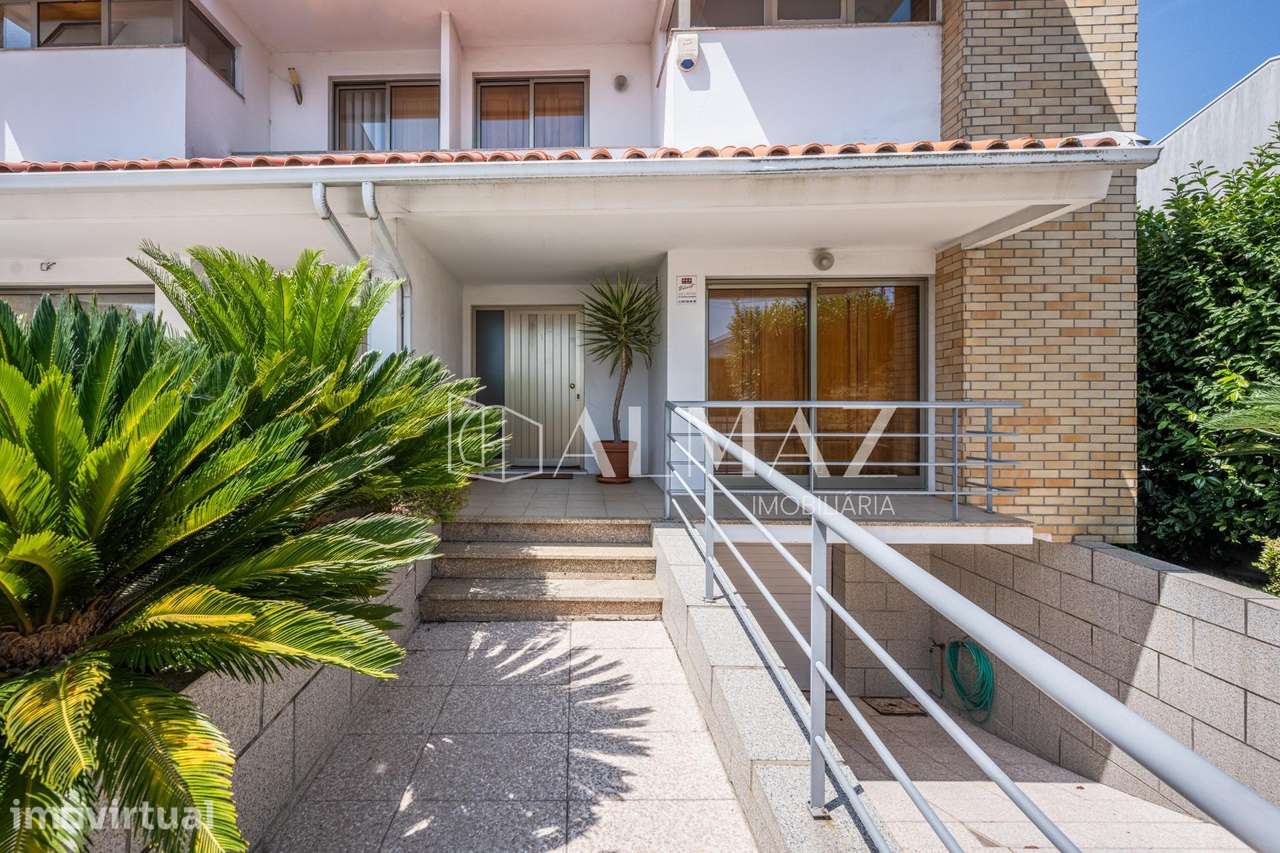 Moradia de Gaveto T3 com Jardim, Churrasqueira e Garagem para 3... - Grande imagem: 2/34