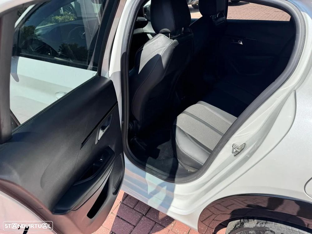 Peugeot e-208 - 19