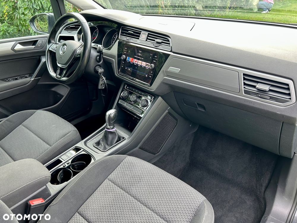 Volkswagen Touran - 12
