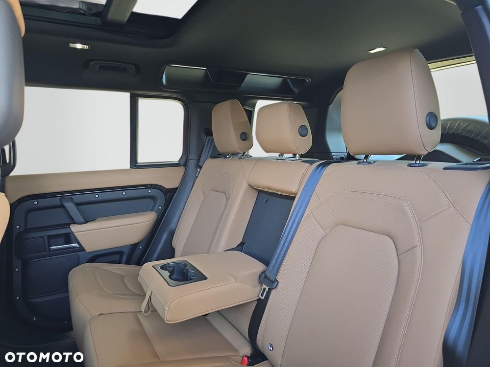 Land Rover Defender - 26