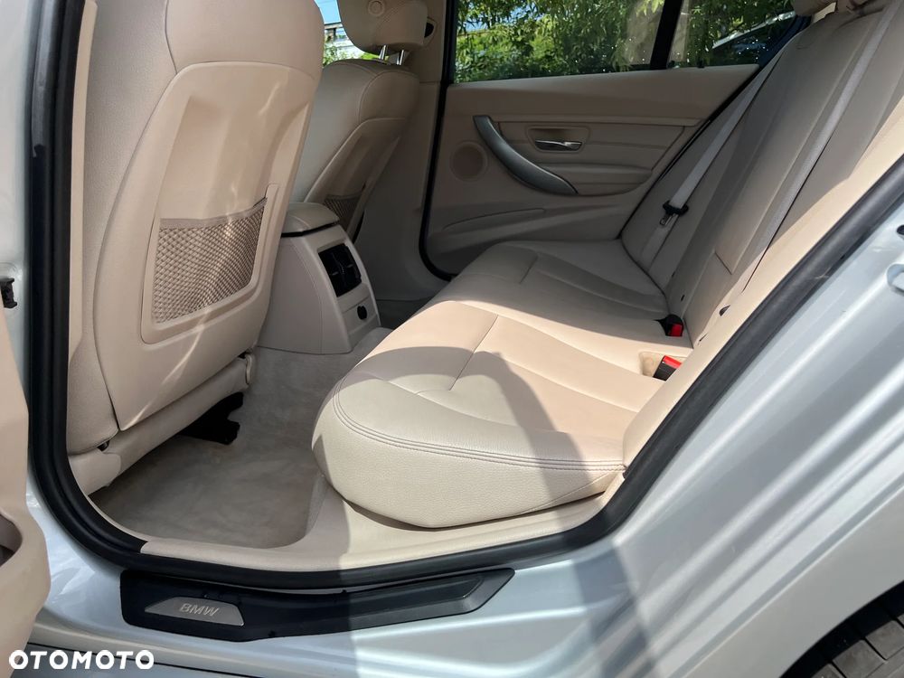 BMW Seria 3 328i Modern Line - 25