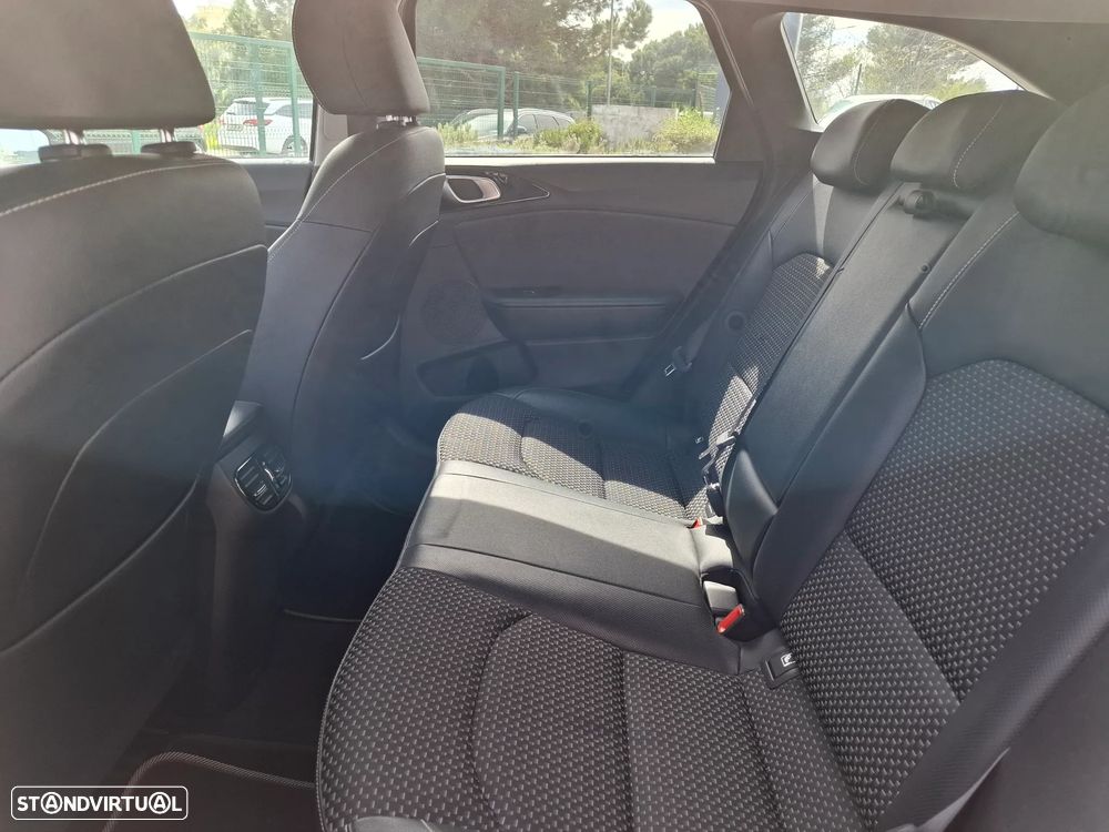 Kia Ceed SW 1.6 CRDi TX+SRF - 37