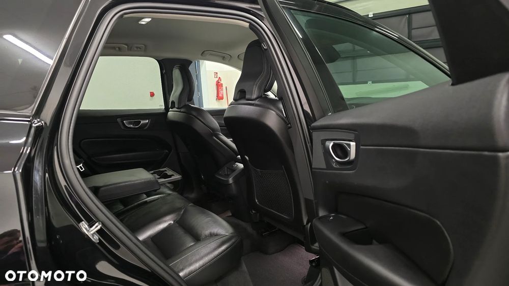 Volvo XC 60 B4 D Plus Dark - 6