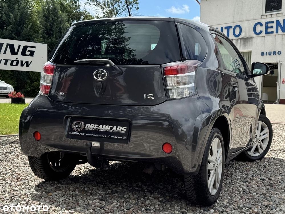 Toyota iQ - 12
