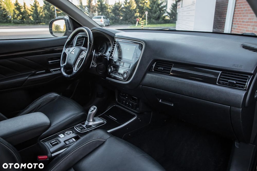 Mitsubishi Outlander Instyle NAVI + - 31