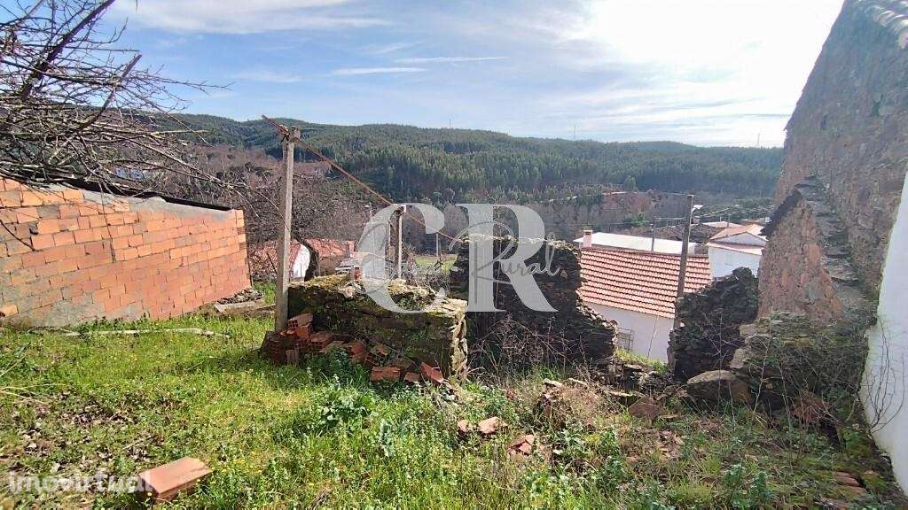 Ruina para reabilitar, em aldeia calma, perto de ribeira - Grande imagem: 3/6