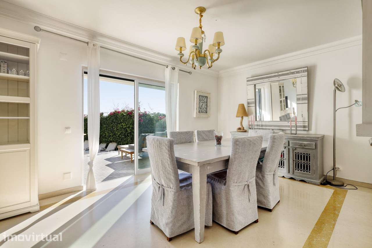 Moradia T4+1 com Piscina, Jardim e Três Pisos | Estoril - Grande imagem: 4/42