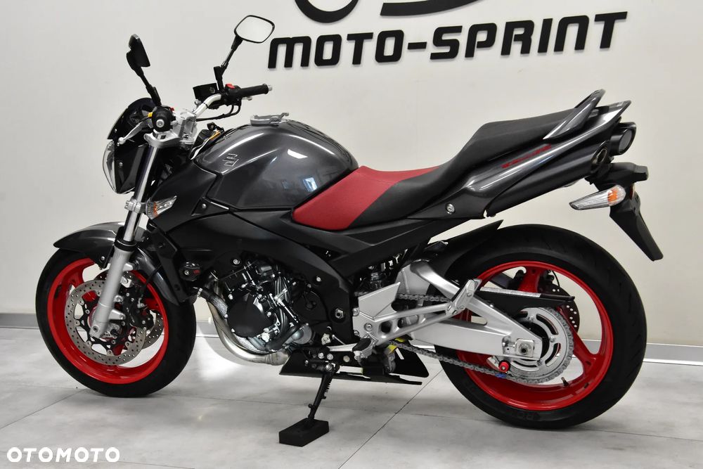 Suzuki GSR - 7