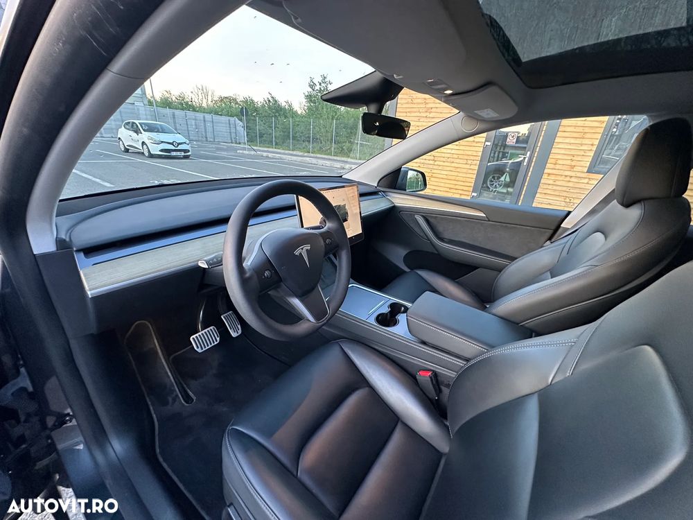 Tesla Model Y - 12