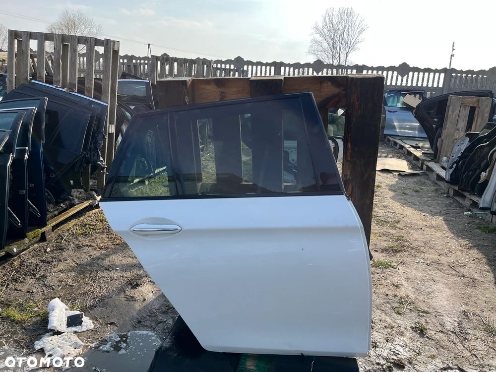 BMW F10 F11 DRZWI PRAWY TYŁ KOLOR A300 - 1