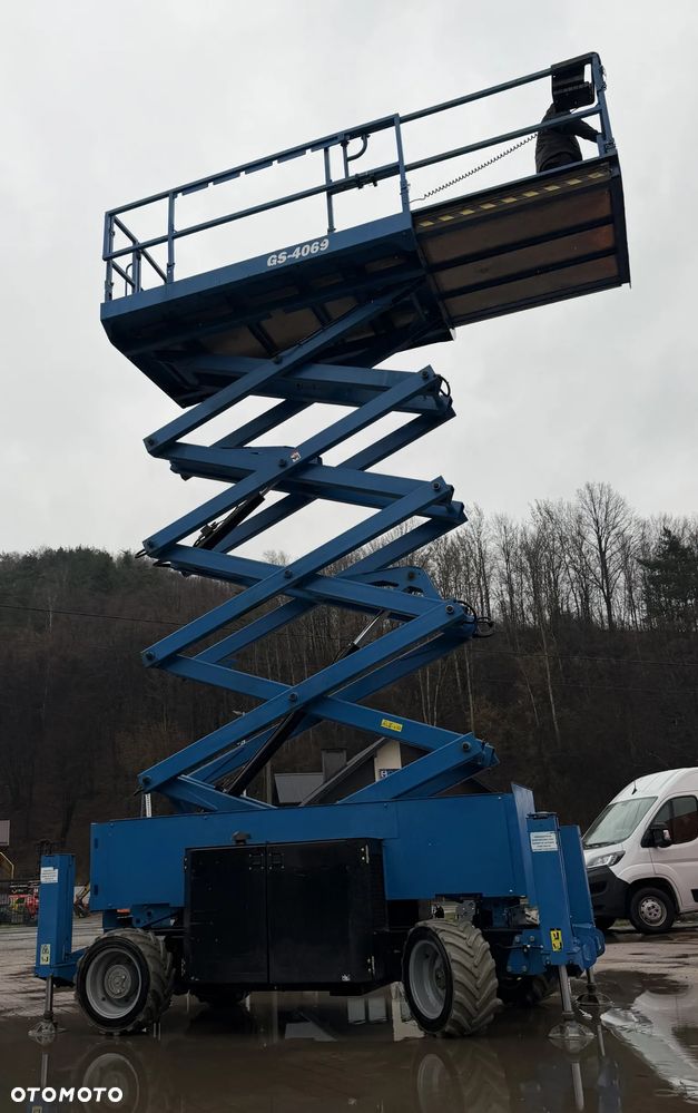 Genie Zwyżka Terenowa GS-4069RT Podnośnik Nożycowy Dźwig 14,5 metra jak Nowa z salonu! 1300 mtg. 2016 rok, Fabryczna przetwornica! 2x Gniazdo 230v góra dół. Pochodzi z Norweskiego urzędu Komuny. Zadbana! 4x4 Silnik Kubota. Zero Luzów i wycieków. Aktualne Serwisy DEKRA BMWT. Wysuwany Balkon. Sterowana z dołu i góry. Okazja Tanio !! Dokumentacja! Bez DPF, adBLUE - 13
