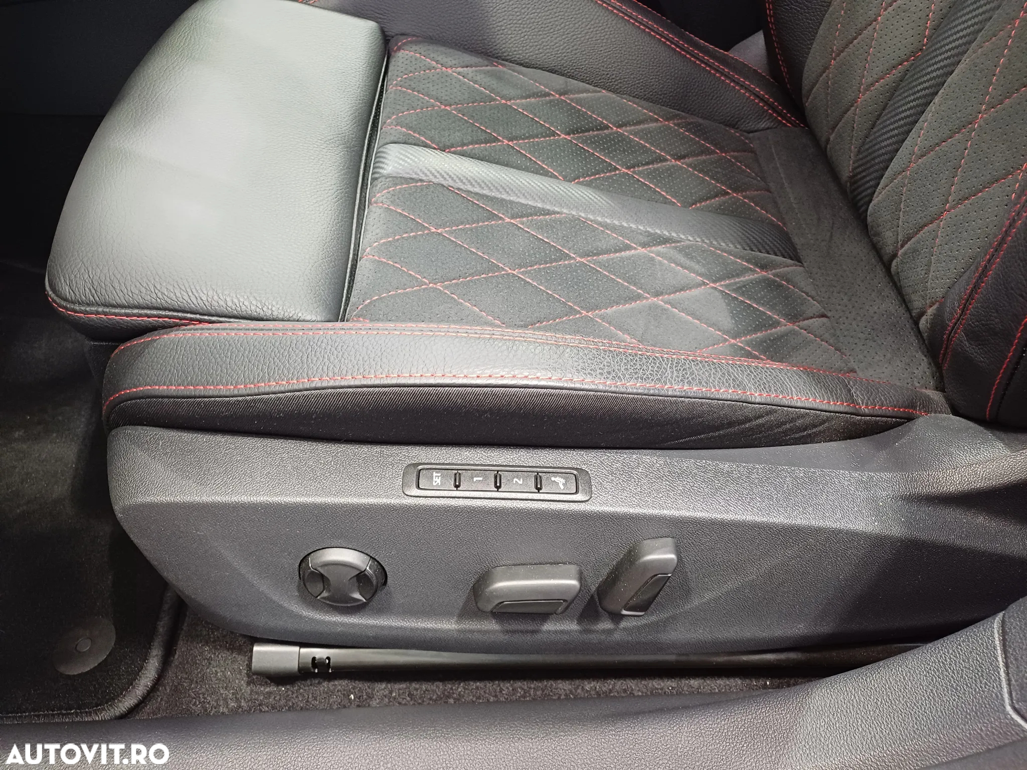 Skoda Octavia 2.0 TSI DSG RS - 8