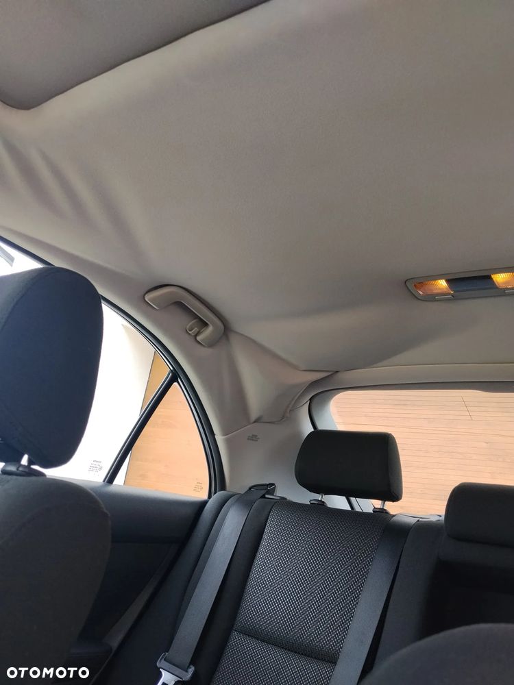 Toyota Avensis 2.0 VVT-i Executive - 4