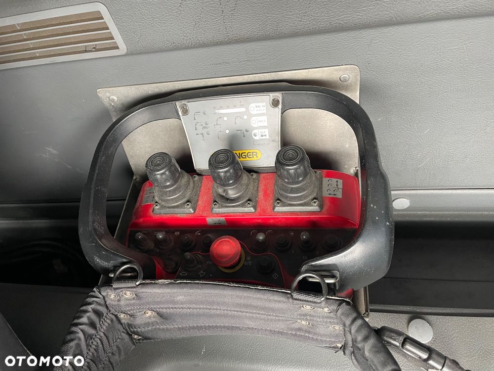 Mercedes-Benz 2533, Z Palfinger PK12002, Pilot - 12