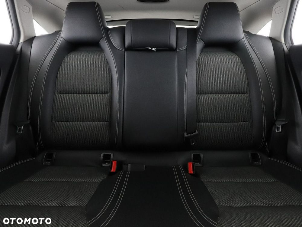 Mercedes-Benz CLA 180 d 7G-DCT - 19