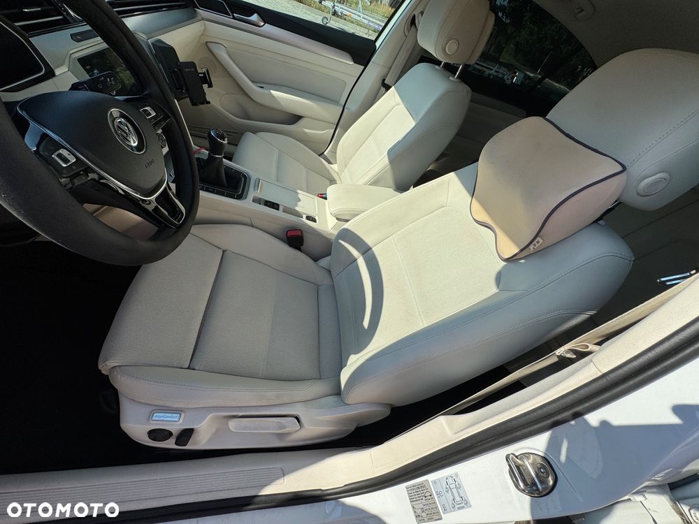 Volkswagen Passat 2.0 TDI SCR Comfortline - 10